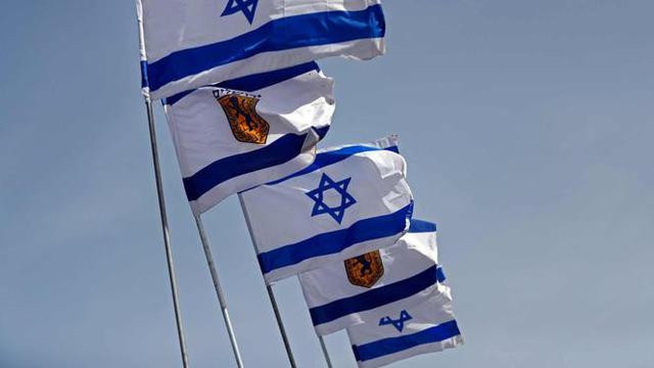 Bendera Israel berkibar di dekat Gerbang Jaffa di Kota Tua Yerusalem (20/3). Gerbang Jaffa adalah sebuah portal yang dibuat dari batu yang berada dalam deret tembok bersejarah Kota Lama Ye