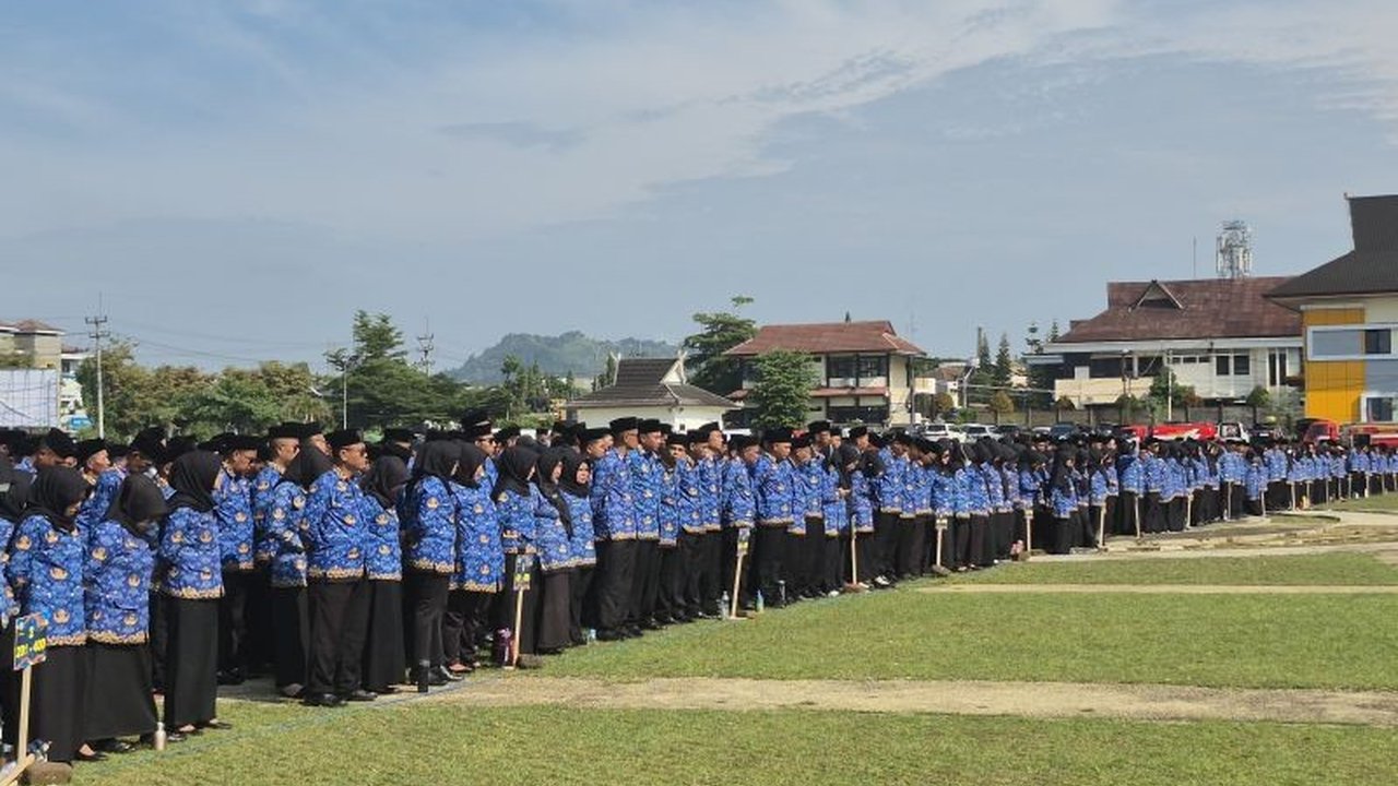 Pemerintah Kabupaten Sumedang resmi melantik 5.408 Pegawai Pemerintah dengan Perjanjian Kerja (PPPK) pada momen HUT KORPRI ke-54, sebuah langkah besar untuk menuntaskan status honorer dan memperkuat pelayanan publik di Sumedang.