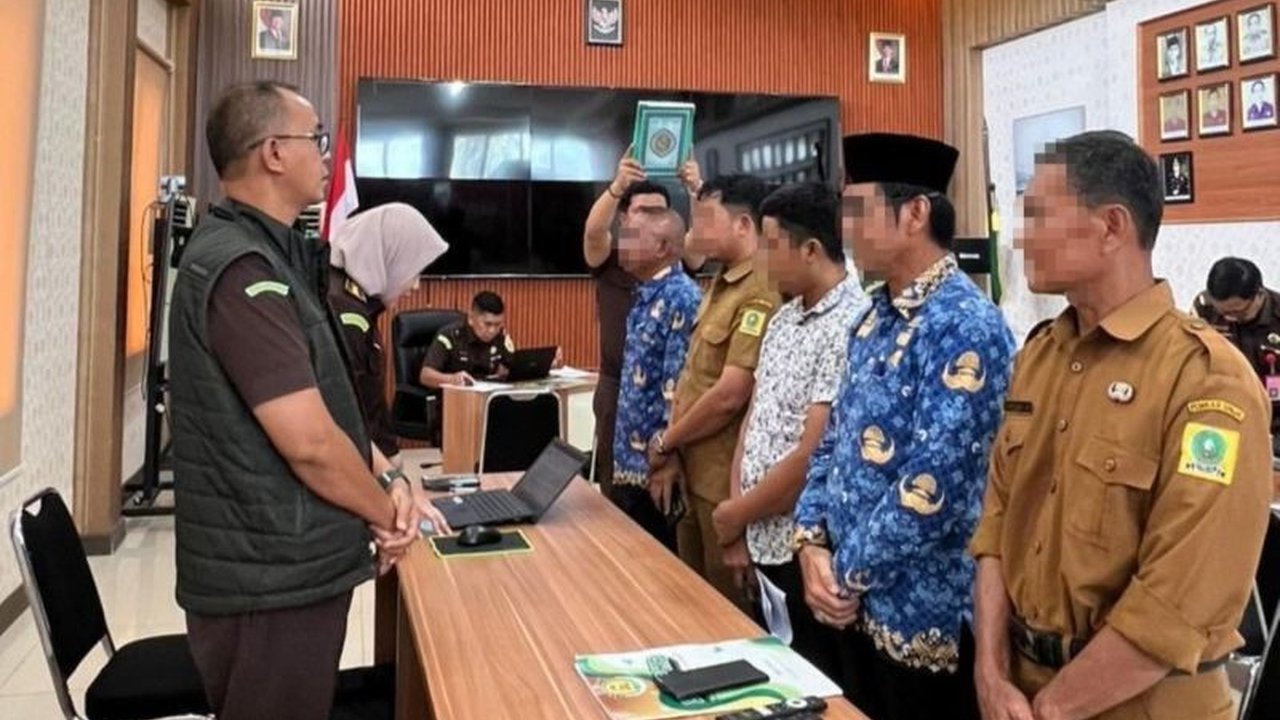 Kejaksaan Tinggi Sulsel terus memperkuat konstruksi hukum dalam penyidikan kasus dugaan Korupsi Bibit Nanas senilai Rp60 miliar. Tim penyidik bertekad seret pihak terlibat.