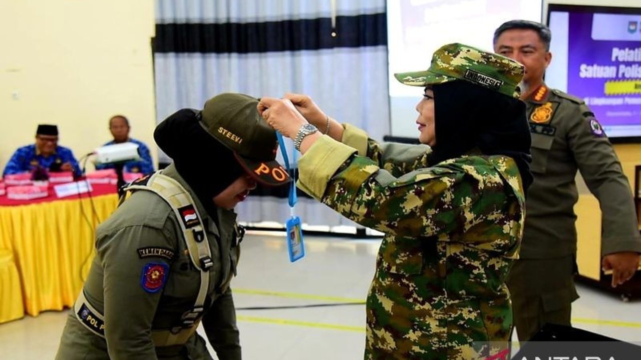Wakil Gubernur Gorontalo Idah Syahidah menekankan pentingnya Satpol PP Gorontalo bersikap tegas namun humanis dalam menjalankan tugas, terutama saat penertiban pedagang kecil.