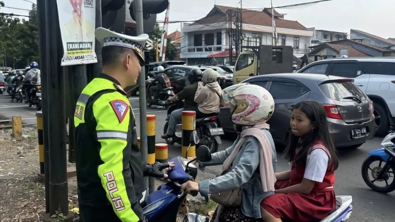 Selama Operasi Zebra Lodaya Bandung 2025, Polrestabes Bandung menindak 1.041 pelanggar lalu lintas, didominasi pengendara roda dua yang abai keselamatan.