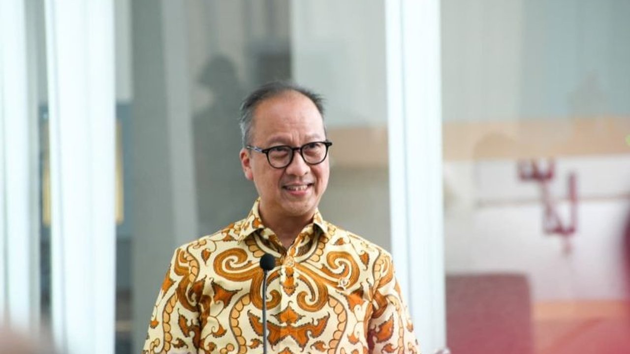 PMI Manufaktur Indonesia mencapai 53,3 poin pada November 2025, tertinggi sejak Februari, menandakan penguatan industri nasional yang didorong lonjakan pesanan domestik.