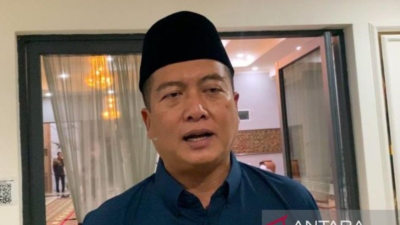 Gubernur NTB Lalu Muhamad Iqbal bergerak cepat memastikan pembangunan Jembatan Bailey Suela. Solusi sementara ini krusial untuk memulihkan akses warga pasca-banjir.