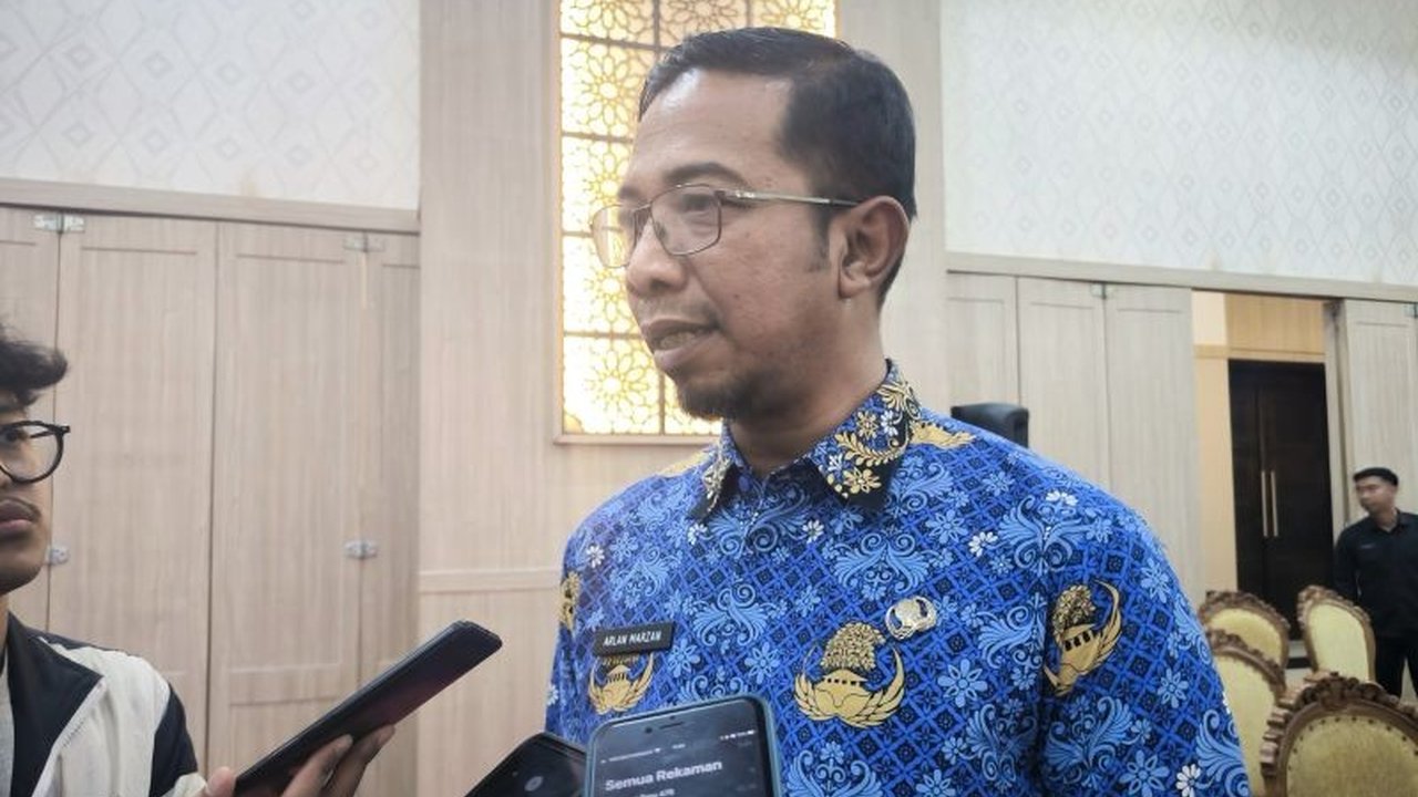 Dinas PUPR Banten ngebut perbaiki empat ruas jalan utama menuju destinasi wisata Anyer, Carita, dan Sawarna. Persiapan ini dilakukan jelang libur akhir tahun, termasuk mitigasi bencana untuk kenyamanan pengunjung.