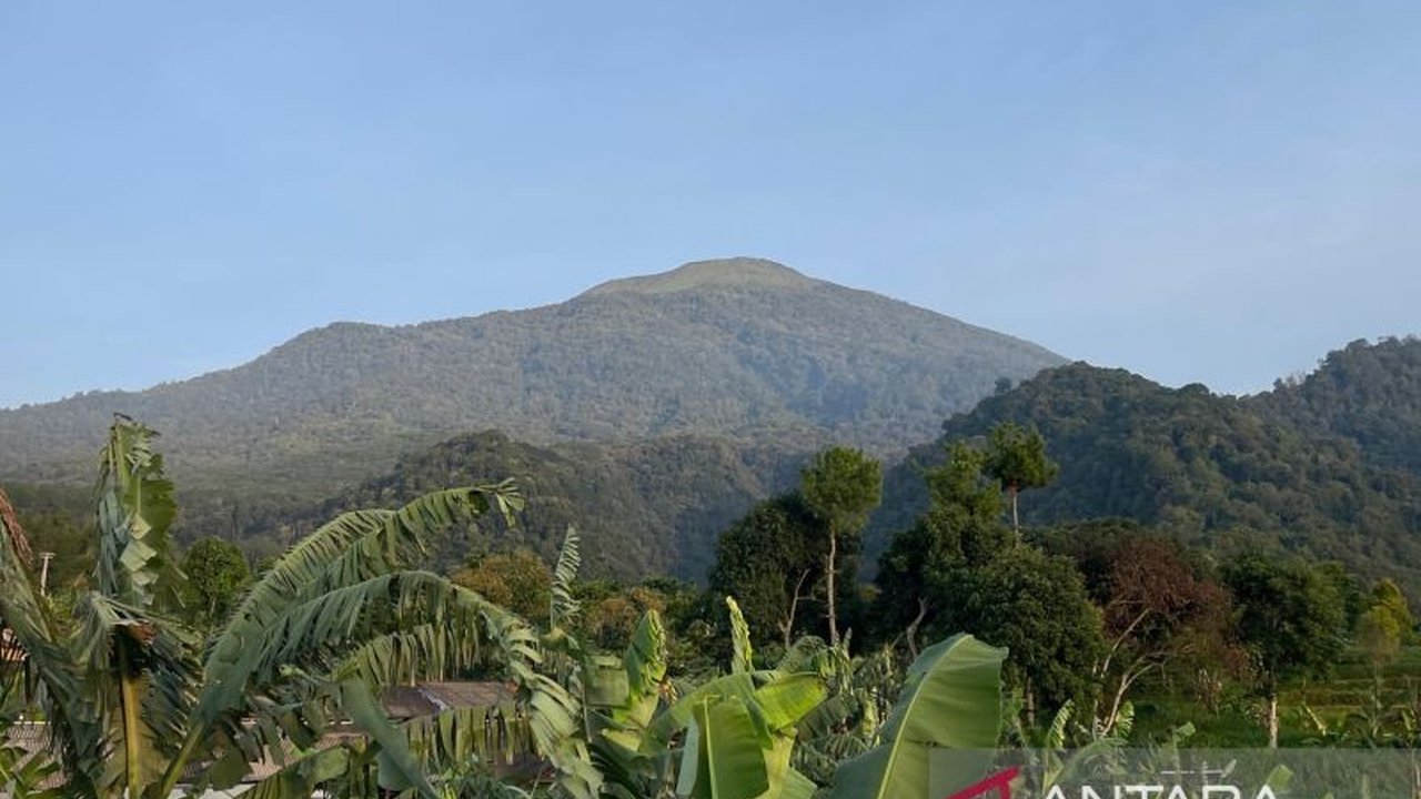 Anggota DPRD Jabar menyarankan Pemkab Kuningan mengkaji ulang kebijakan pencabutan moratorium perumahan yang berlaku sejak 12 November 2025, khawatir berdampak pada lingkungan.