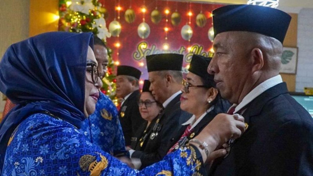 Pemkot Ambon berkomitmen tingkatkan Integritas ASN Ambon dan profesionalisme dalam peringatan HUT Korpri ke-54, sekaligus menyerahkan penghargaan Satyalancana Karya Satya.