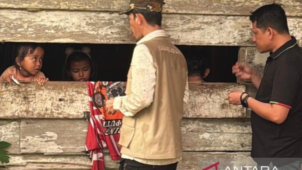 Sebanyak 40 Kepala Keluarga Komunitas Adat Terpencil (KAT) Sikundo di Aceh Barat masih terisolir akibat banjir, dengan akses jalan putus total dan pasokan logistik menipis.