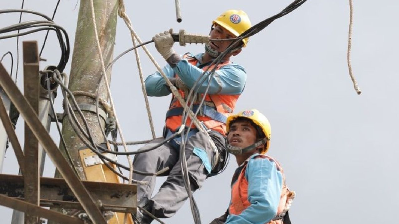 PT PLN UID Sumatera Utara sukses memulihkan sistem kelistrikan di Kota Sibolga setelah dilanda banjir dan tanah longsor, memastikan layanan kembali normal secara bertahap.