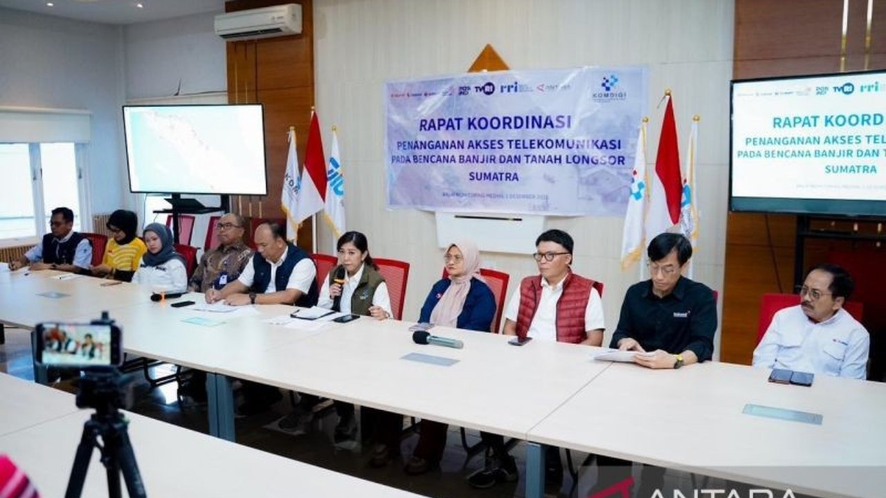Operator seluler hadapi kendala serius dalam pemulihan koneksi telekomunikasi Sumatera pascabencana banjir dan tanah longsor, terutama masalah listrik dan akses jalan yang sulit.