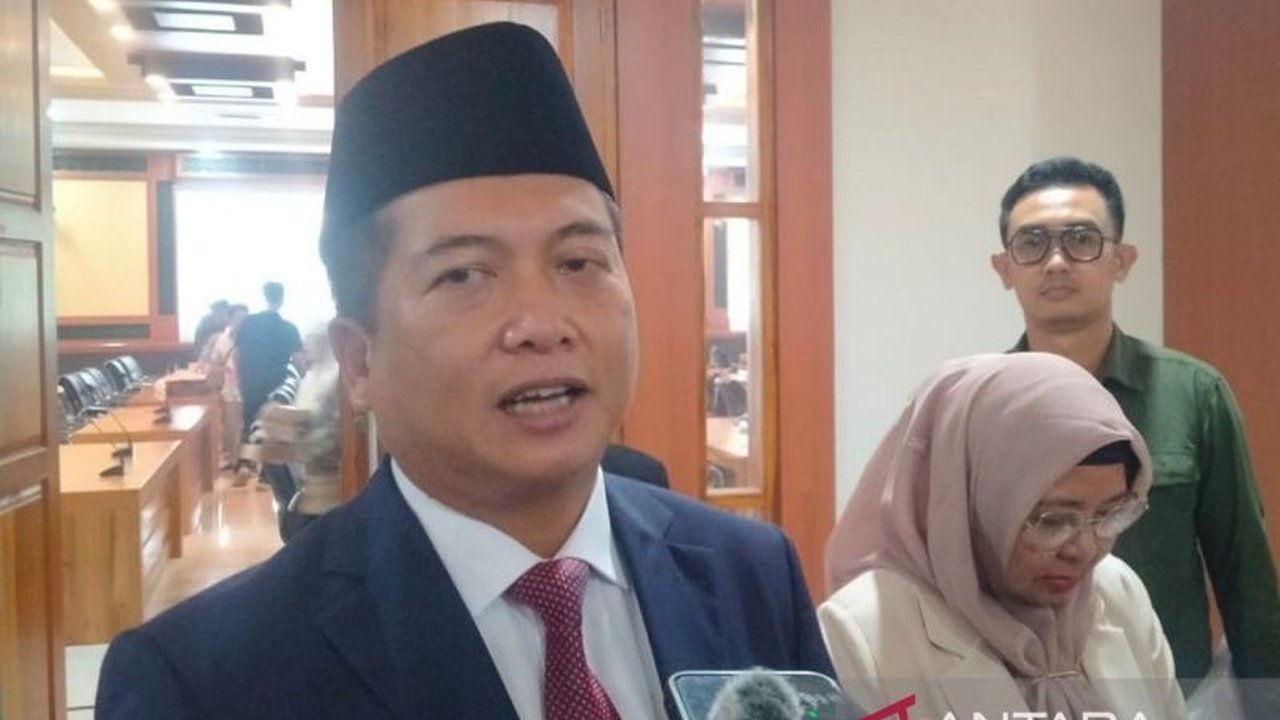 Gubernur NTB Lalu Muhamad Iqbal menegaskan komitmen pemerintah provinsi dalam Penanganan Jalan Sumbawa, menyusul klarifikasi atas kesalahpahaman pernyataan Kadis PUPR, dengan alokasi anggaran lebih besar untuk Sumbawa di 2025.