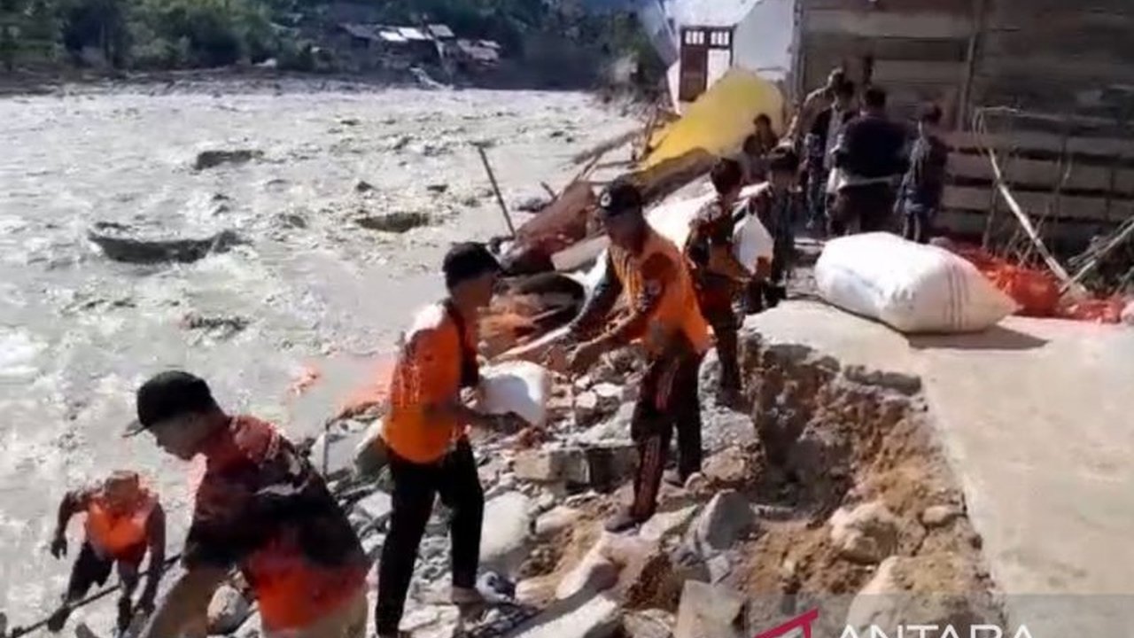 Banjir bandang dan luapan melanda Nagan Raya, Aceh, mengakibatkan 25.608 jiwa terdampak dan kerusakan infrastruktur. BPBD Nagan Raya terus mendata kerugian akibat bencana ini.