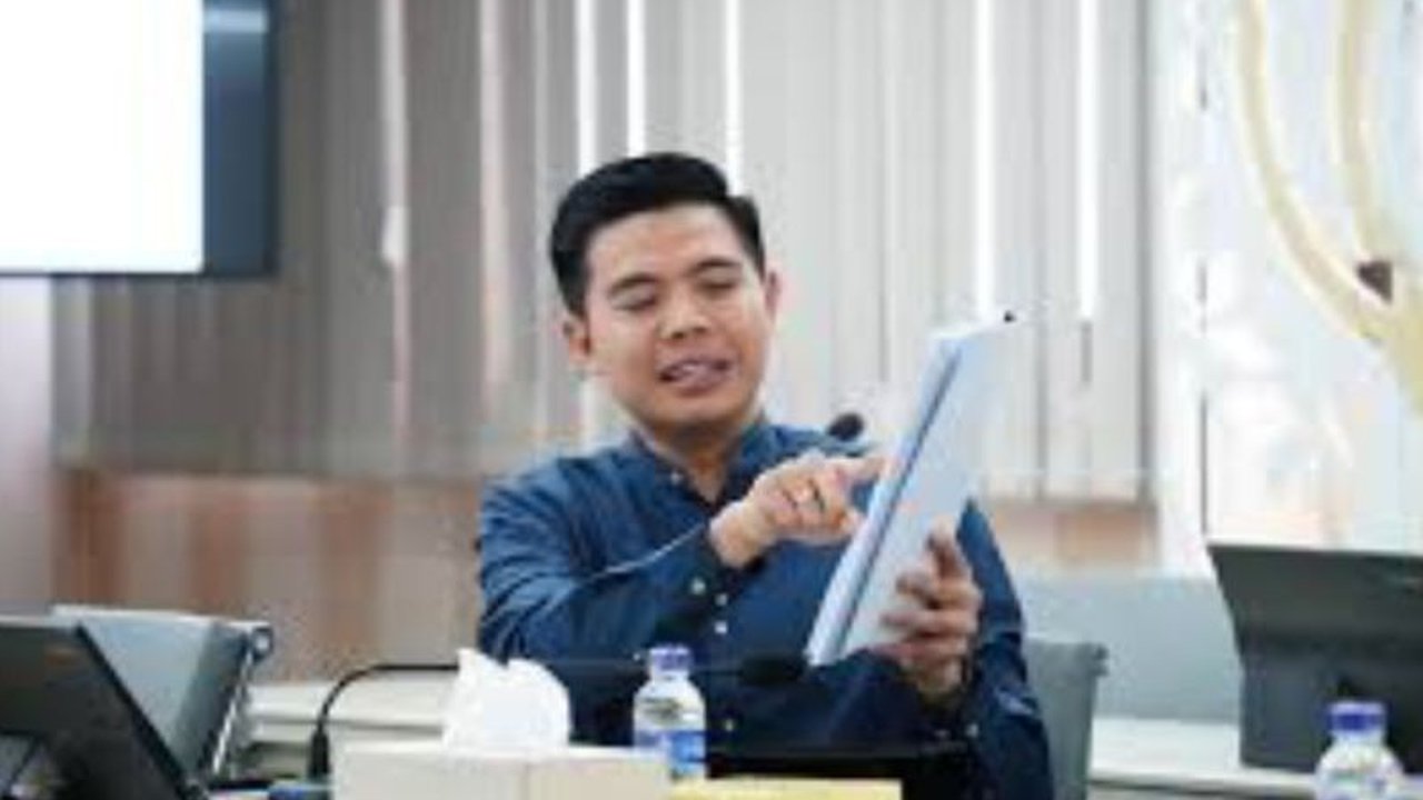 Anggota DPRD Jabar mendesak pemutakhiran sistem peringatan bencana di tengah perubahan iklim ekstrem. Langkah ini krusial untuk mitigasi risiko hidrometeorologi.