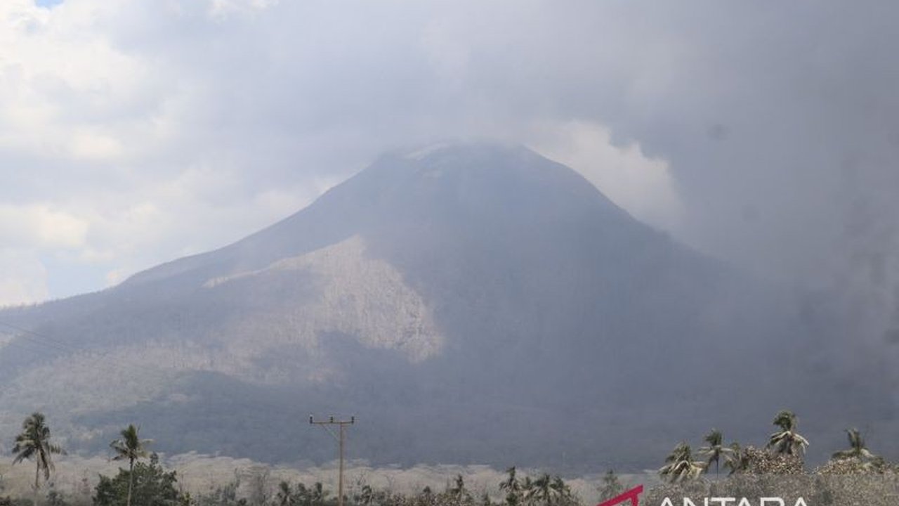 Badan Geologi melaporkan bahwa aktivitas Gunung Lewotobi Laki-laki di Flores Timur masih menunjukkan tingkat tinggi, sehingga statusnya tetap Level IV (Awas) dan masyarakat diimbau waspada potensi erupsi serta banjir lahar.