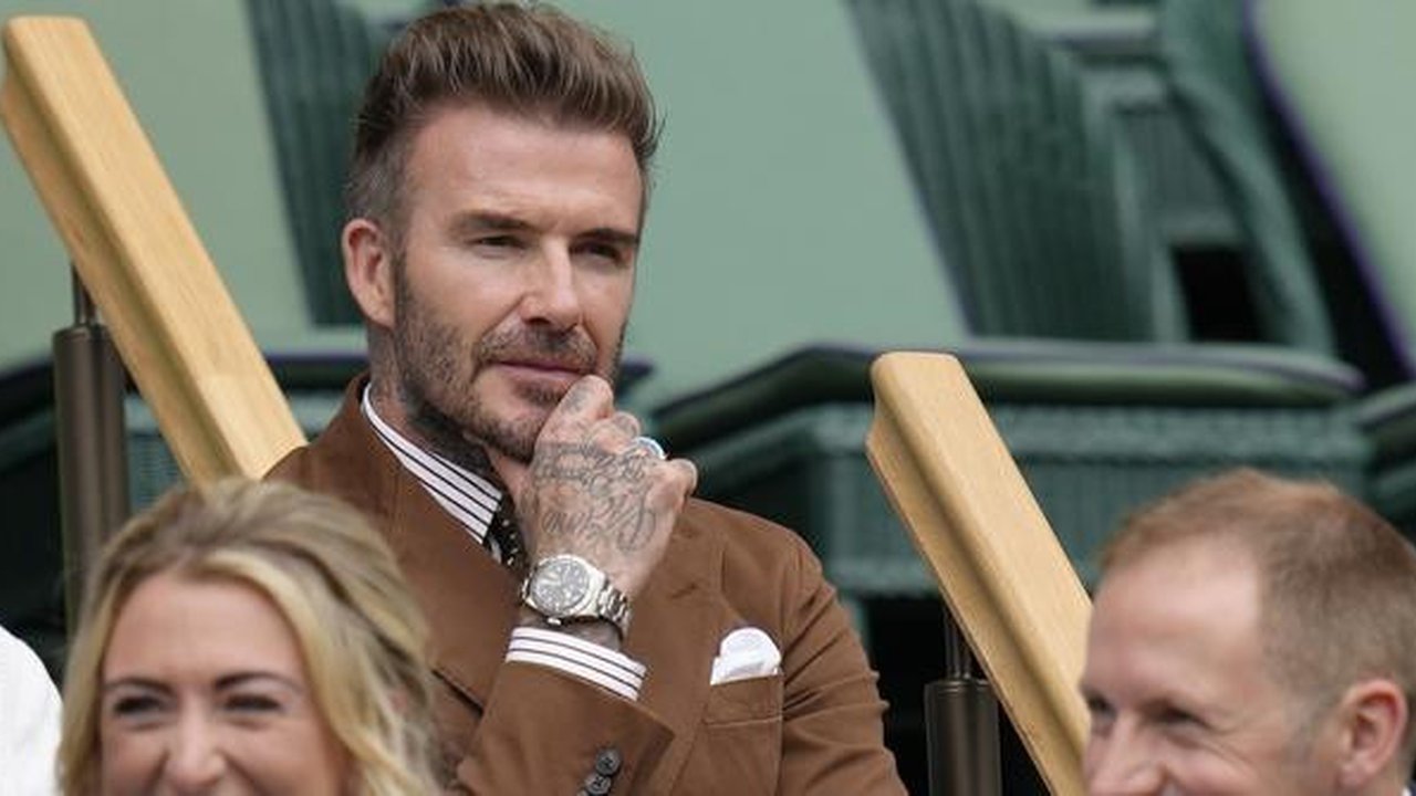 David Beckham menyaksikan Simona Halep dari Rumania dan Amanda Anisimova dari AS bertanding pada hari kesepuluh Kejuaraan Wimbledon 2022 di The Klub Tenis All England, London (6/7/2022). B