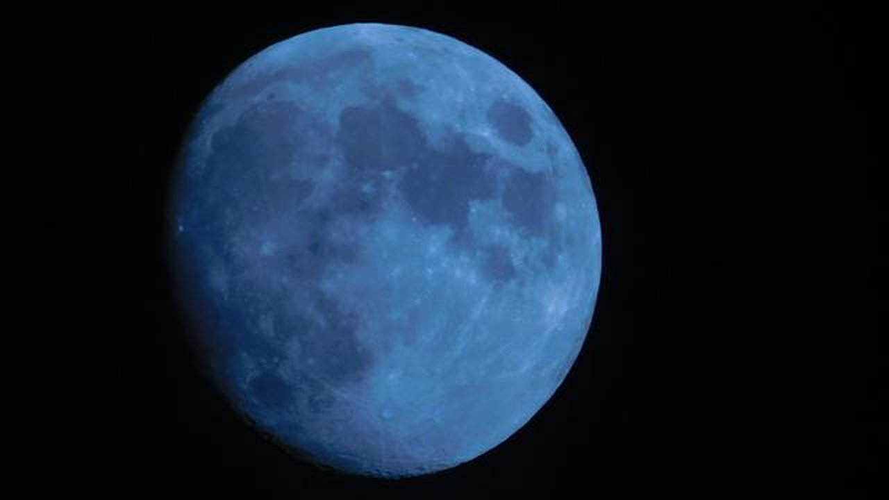 Ilustrasi super blue moon, bulan biru. (Photo by haylee booth on Unsplash)