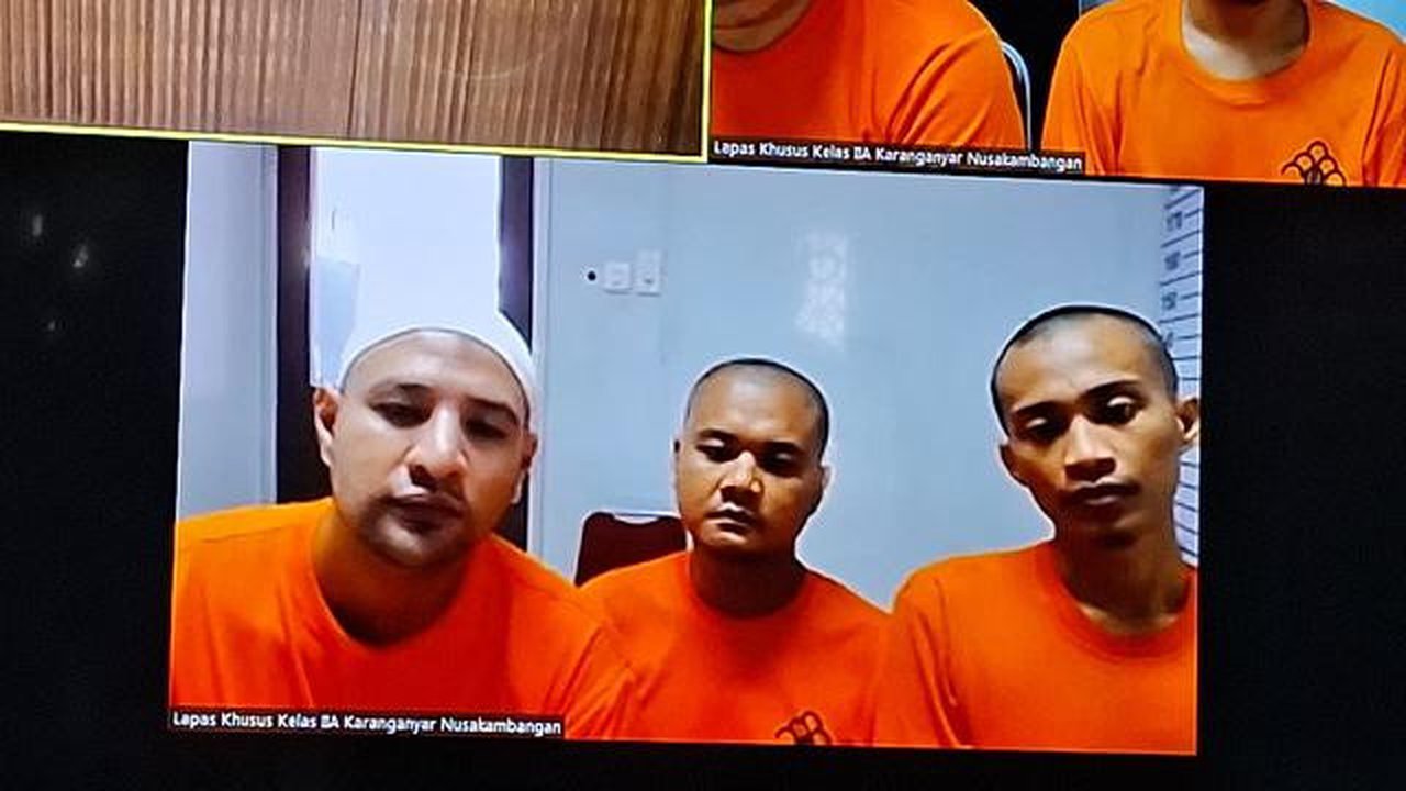 Di tengah kasus narkoba, Ammar Zoni manfaatkan waktu untuk menyapa ibu angkat serta pacar, Dr. Kamila, melalui sambungan video call. Seperti apa? (Foto: M. Altaf Jauhar)