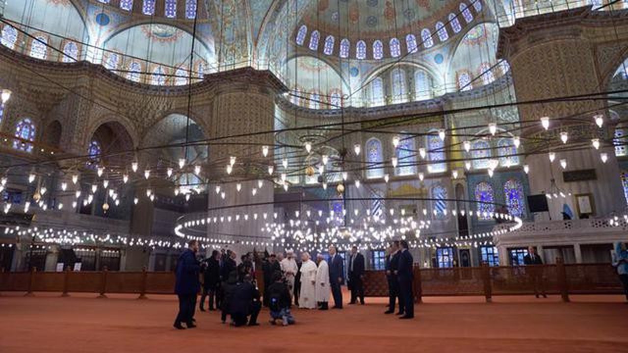 Paus Leo XIV saat mengunjungi Masjid Biru atau Blue Mosque atau Sultan Ahmed Mosque di Istanbul, Turki, pada Sabtu (29/11/2025). (Dok. AP Photo/Domenico Stinellis)