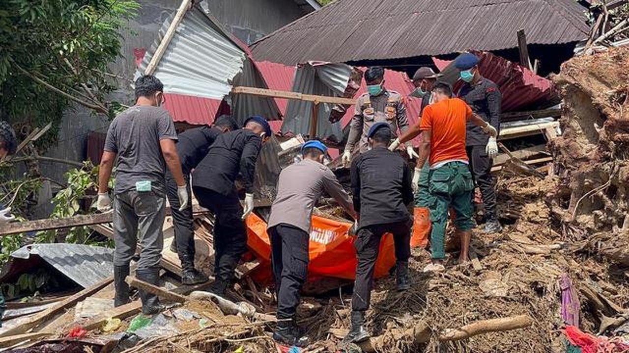 Pencarian korban longsor di Sibolga. (Liputan6.com/Reza Efendi)