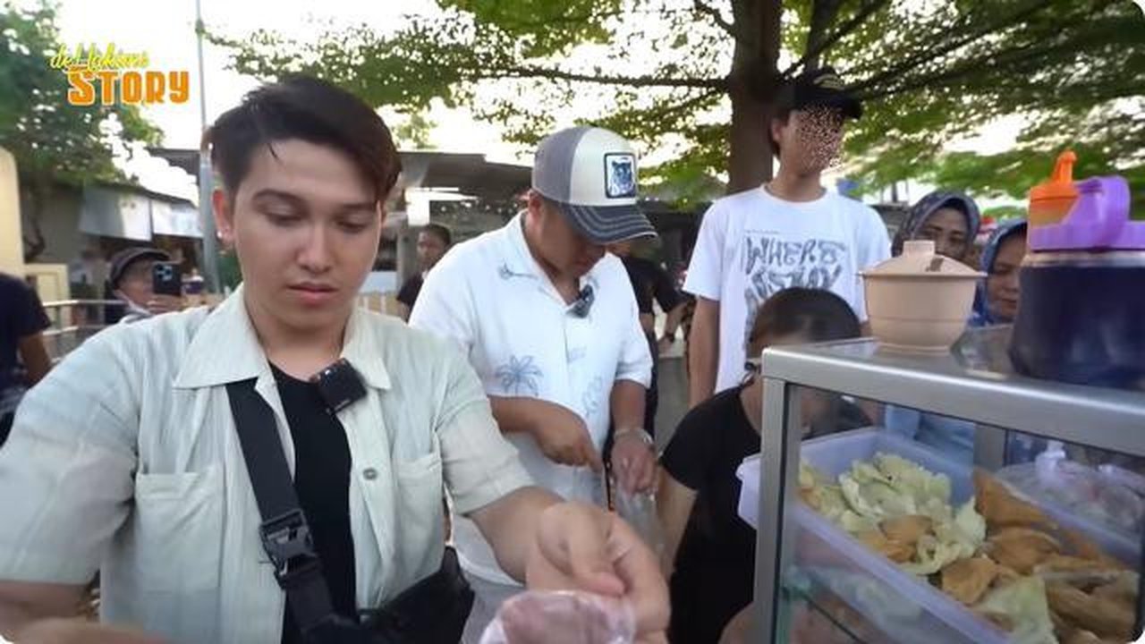 Potret model gerobak jualan bakso cilok aktor Sidik Eduard. [YouTube: deHakims Story]