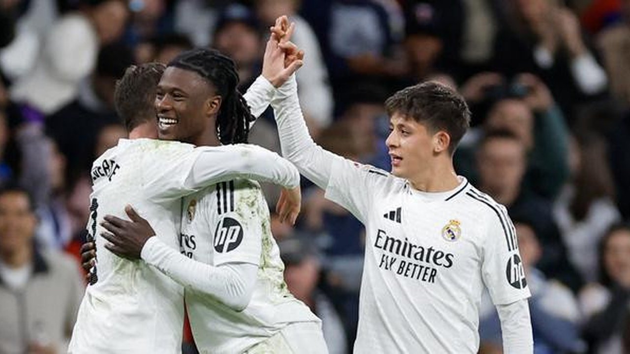 Gelandang Real Madrid asal Uruguay Federico Valverde (kiri) merayakan gol bersama gelandang Real Madrid asal Prancis Eduardo Camavinga (tengah) dan gelandang Real Madrid asal Turki Arda Gu