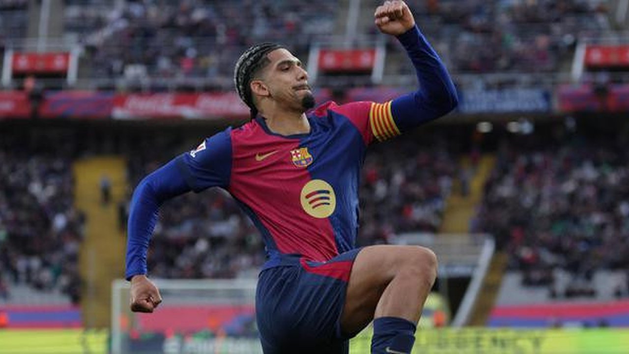Di babak kedua, Barcelona tampil menekan. Pada menit ke-56, tandukan Ronald Araujo menambah keunggulan Barcelona atas Real Sociedad. (LLUIS GENE/AFP)