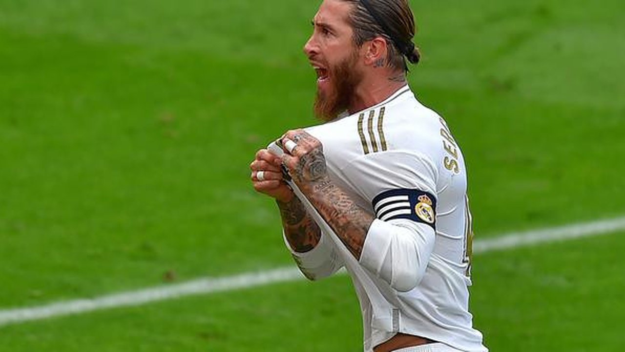 Pemain Sevilla, Sergio Ramos, saat melawan Arsenal pada laga Liga Champions di Stadion Ramon Sanchez Pizjuan, Rabu (25/10/2023). (AFP/Jorge Guerrero)