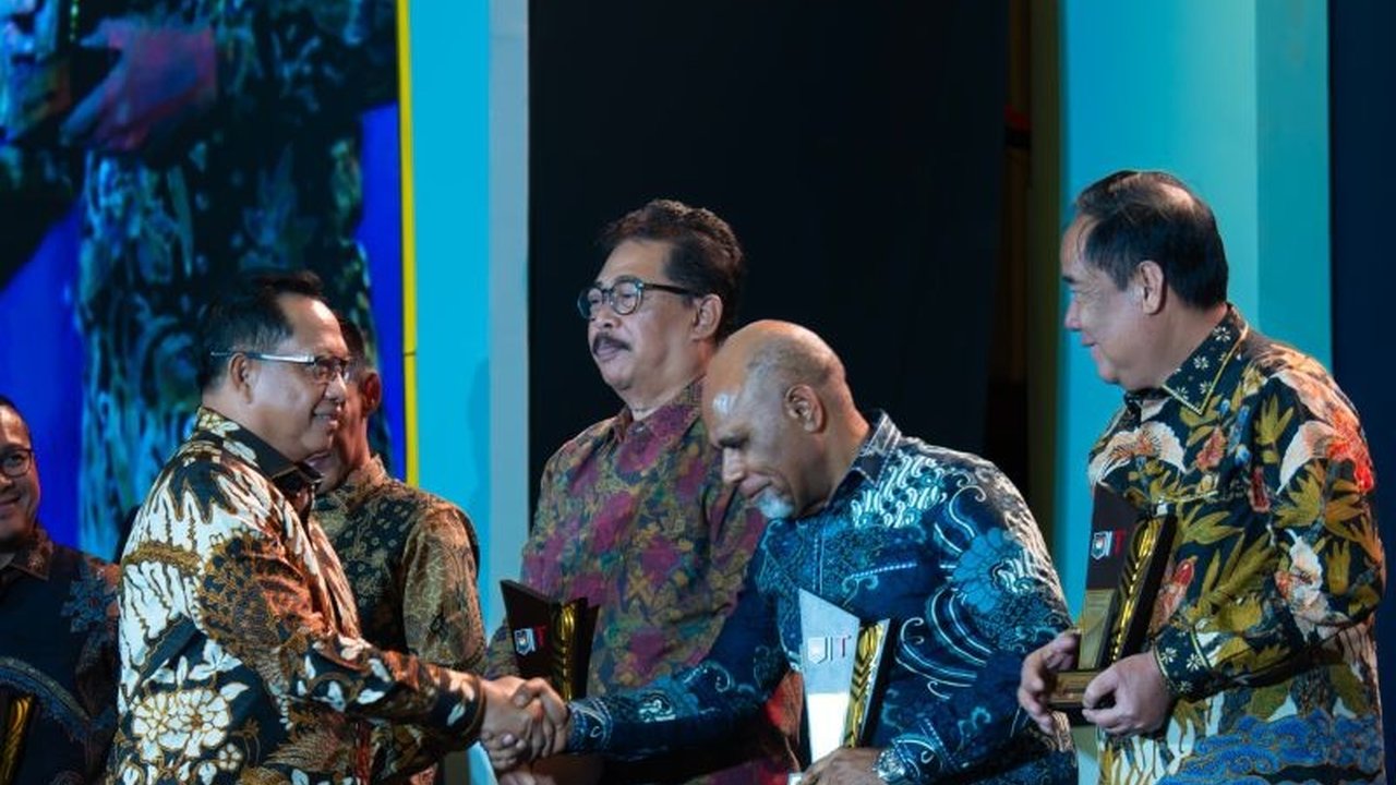 Pemprov Papua Tengah berhasil meraih Apresiasi Kinerja Pemerintah Daerah 2025 dari Kemendagri, sebuah pengakuan atas komitmennya dalam pemerataan pembangunan dan perluasan kesempatan kerja.
