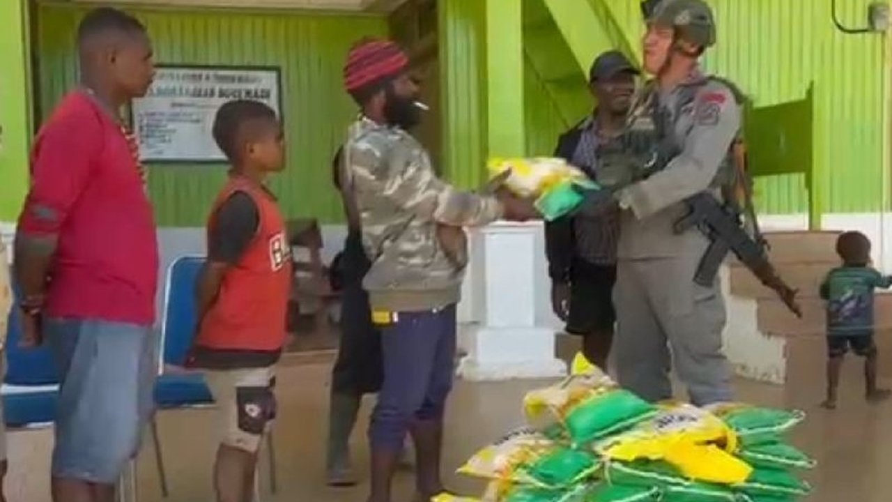 Tim gabungan Satgas Damai Cartenz dan Polres Paniai menggelar patroli humanis di Distrik Bibida, Kabupaten Paniai, membagikan bantuan dan mempererat hubungan dengan masyarakat.