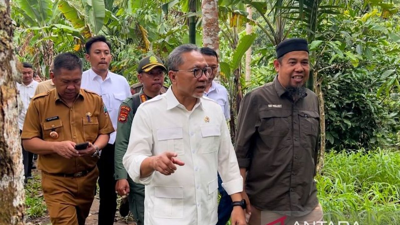 Menteri Koordinator Bidang Pangan Zulkifli Hasan meminta petani di Lampung Selatan menjaga hutan lindung guna mencegah bencana banjir dan longsor, mengingatkan dampak tragis kerusakan lingkungan.