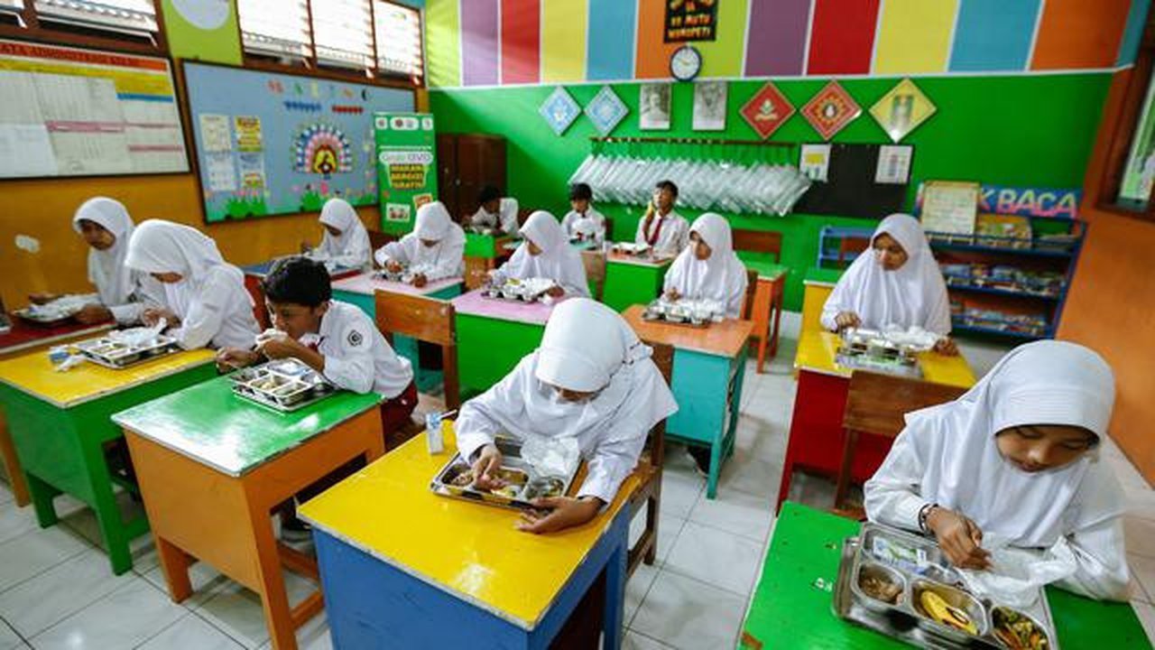 Program Makan Bergizi Gratis (MBG) menggunakan metode prasmanan untuk meningkatkan gizi anak-anak sekolah. Dengan dukungan teknologi dan kolaborasi ahli gizi, program ini mendukung kesehatan