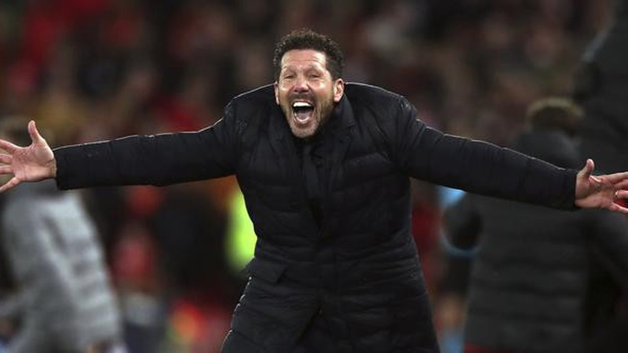 Pelatih Atletico Madrid, Diego Simeone, merayakan kemenangan atas Liverpool pada laga Liga Champions di Stadion Anfield, Rabu (11/3/2020). Liverpool takluk 2-3 dari Atletico Madrid. (AP/Peter