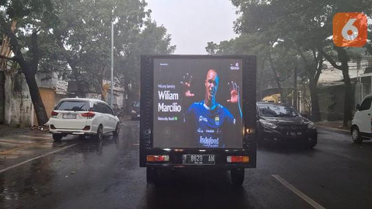 Pengumuman perekrutan Wiliam Marcilio oleh Persib Bandung yang dilakukan melalui mobitron yang berkeliling di jalan-jalan Kota Bandung. (Bola.com/Erwin Snaz)