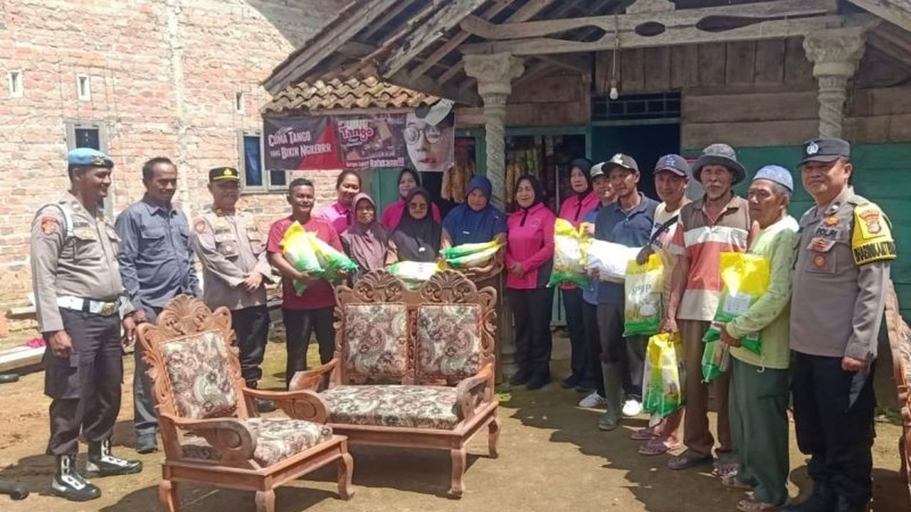 Polres Lampung Barat bergerak cepat menyalurkan **bantuan polisi Lampung Barat** berupa sembako dan kebutuhan pokok kepada warga Pekon Waspada yang terdampak angin puting beliung. Simak detail kepedulian Polri di sini!