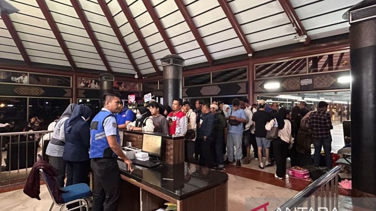 Ratusan penumpang tujuan Padang alami Super Air Jet delay beruntun hingga belasan jam di Bandara Soekarno-Hatta, memicu kekecewaan dan pertanyaan akan kepastian keberangkatan.