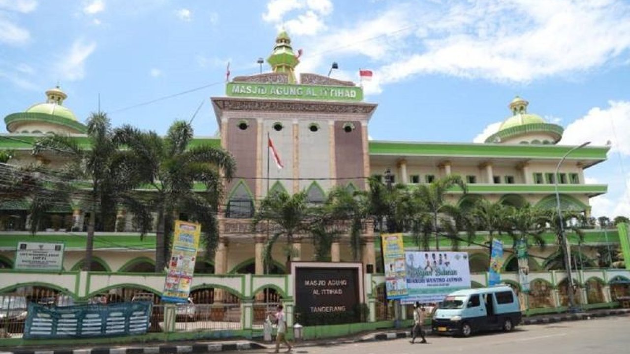 Pemkot Tangerang mengajak masyarakat berpartisipasi aktif memilih desain terbaik untuk Revitalisasi Masjid Agung Al-Ittihad melalui voting online hingga 11 Desember 2025. Jangan lewatkan kesempatan ini!