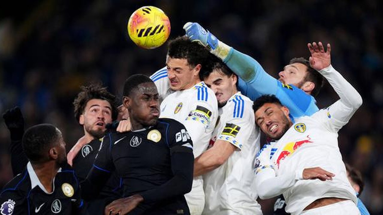 Sejumlah pemain Chelsea (kiri) dan pemain Leeds United berduel udara dalam laga lanjutan Liga Inggris 2025/2026 di Elland Road, Leeds, Inggris, Rabu (03/12/2025). (AP Photo/PA/Mike Egerton)