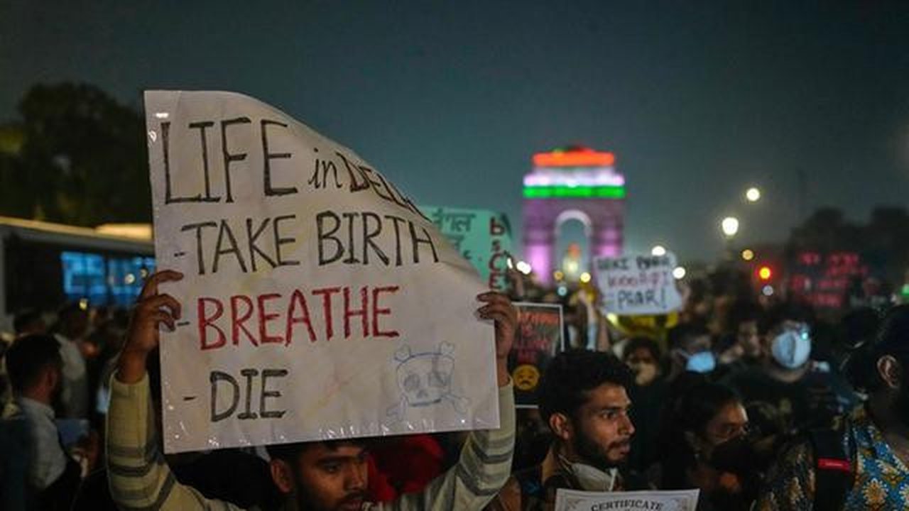 Warga New Delhi memprotes kurangnya tindakan pemerintah dalam menangani polusi udara yang memburuk di ibu kota India, pada Minggu, 9 November 2025. (Dok. AP/Manish Swarup)