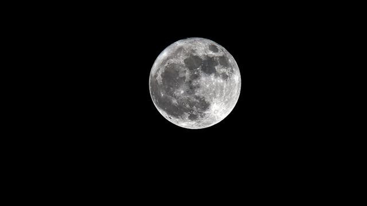 Penampakan fenomena supermoon terlihat dari langit Trebons-sur-la-Grasse di Prancis selatan, Minggu (3/12). Selain dinamai Full Cold Supermoon, Supermoon ini juga disebut Big Spirit Moon atau
