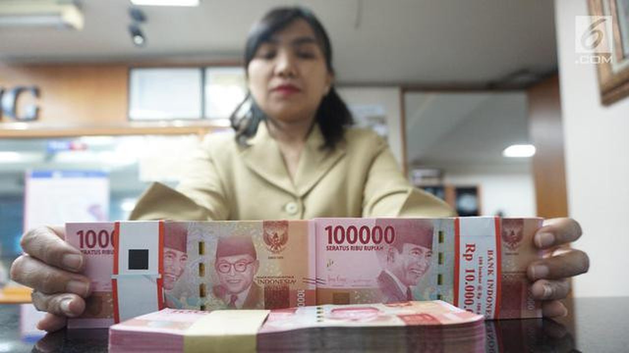 Teller menunjukkan mata uang rupiah di penukaran uang di Jakarta, Rabu (10/7/2019). Nilai tukar rupiah terhadap dolar Amerika Serikat (AS) ditutup stagnan di perdagangan pasar spot hari ini d
