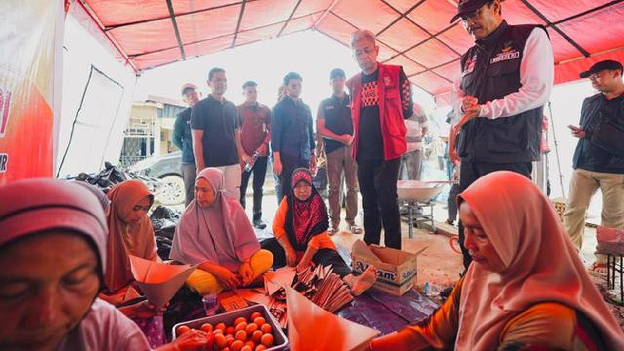 Menteri Sosial (Mensos) Saifullah Yusuf atau Gus Ipul memantau langsung dapur umum Kemensos di Prabu Rifa Residence, Kuala Simpang, Kabupaten Aceh Tamiang, Provinsi Aceh, Kamis (4/12/2025). (