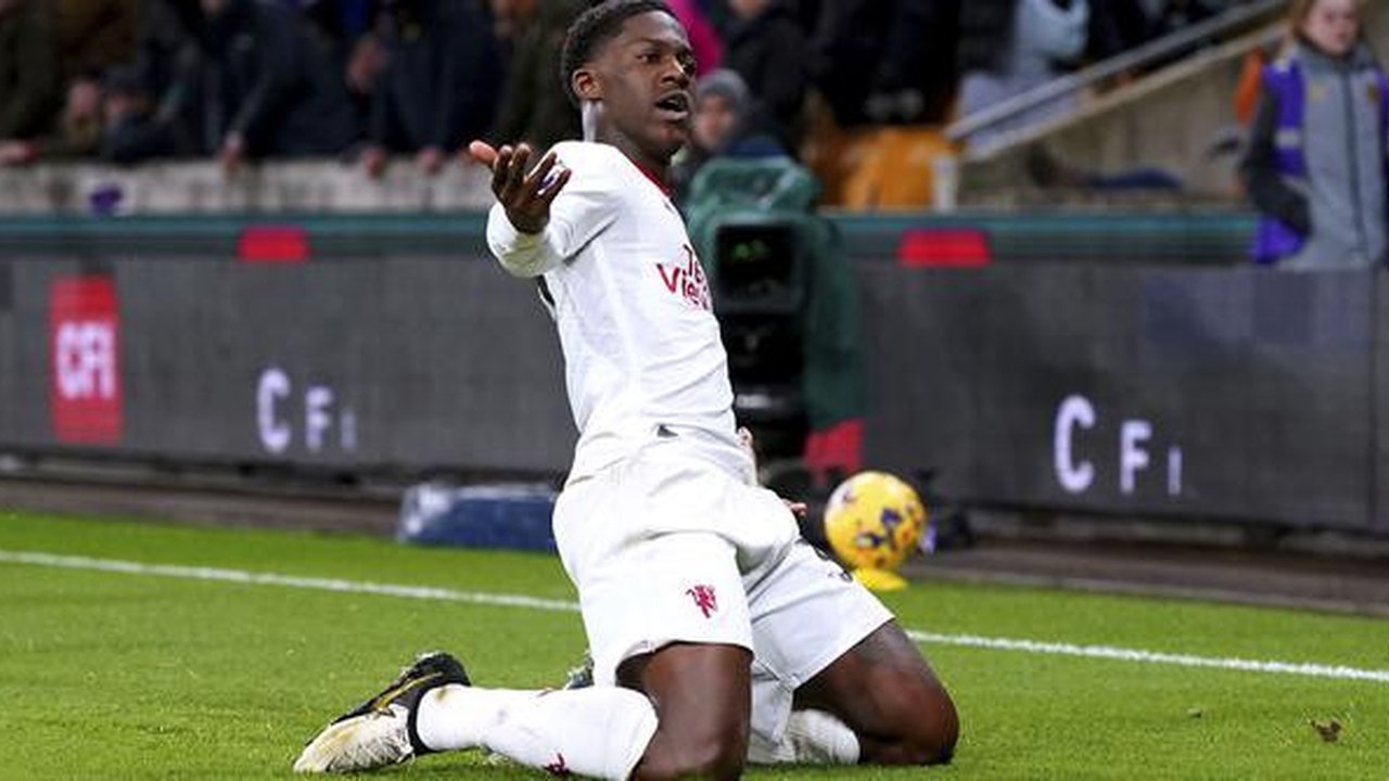 Selebrasi gelandang Manchester United, Kobbie Mainoo setelah mencetak gol keempat ke gawang Wolverhampton Wanderers pada laga pekan ke-22 Premier League 2023/2024 di Molineux Stadium, Wolv