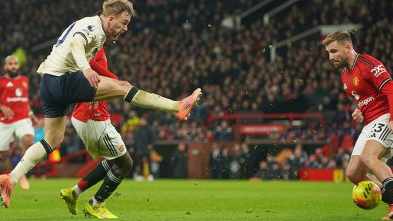 Pemain West Ham, Jarrod Bowen (kiri) melepaskan tendangan ke arah gawang Manchester United pada lanjutan Liga Inggris 2025/2026 di Stadion Old Trafford, Jumat (5/12/2025) malam WIB. (AP Photo