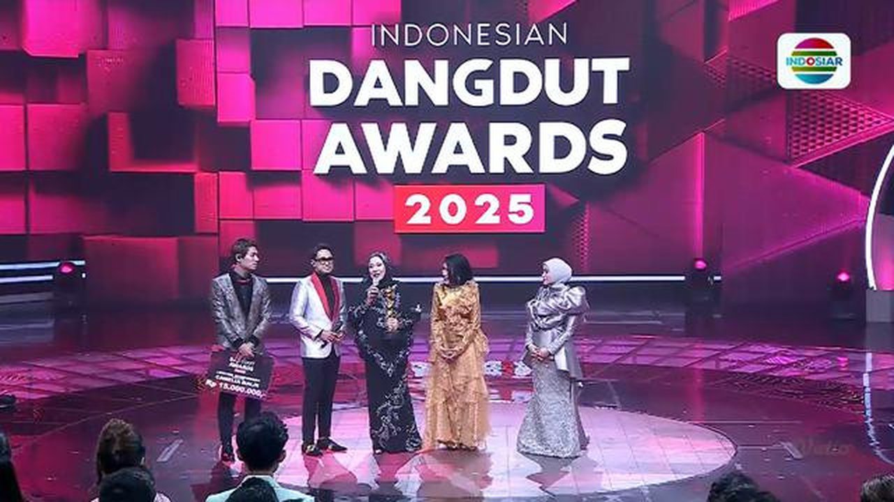 Camelia Malik mendapat Penghargaan Lifetime Achievement di Indonesia Dangdut Awards 2025, Kamis (4/11) di Studio Emtek City. (dok)