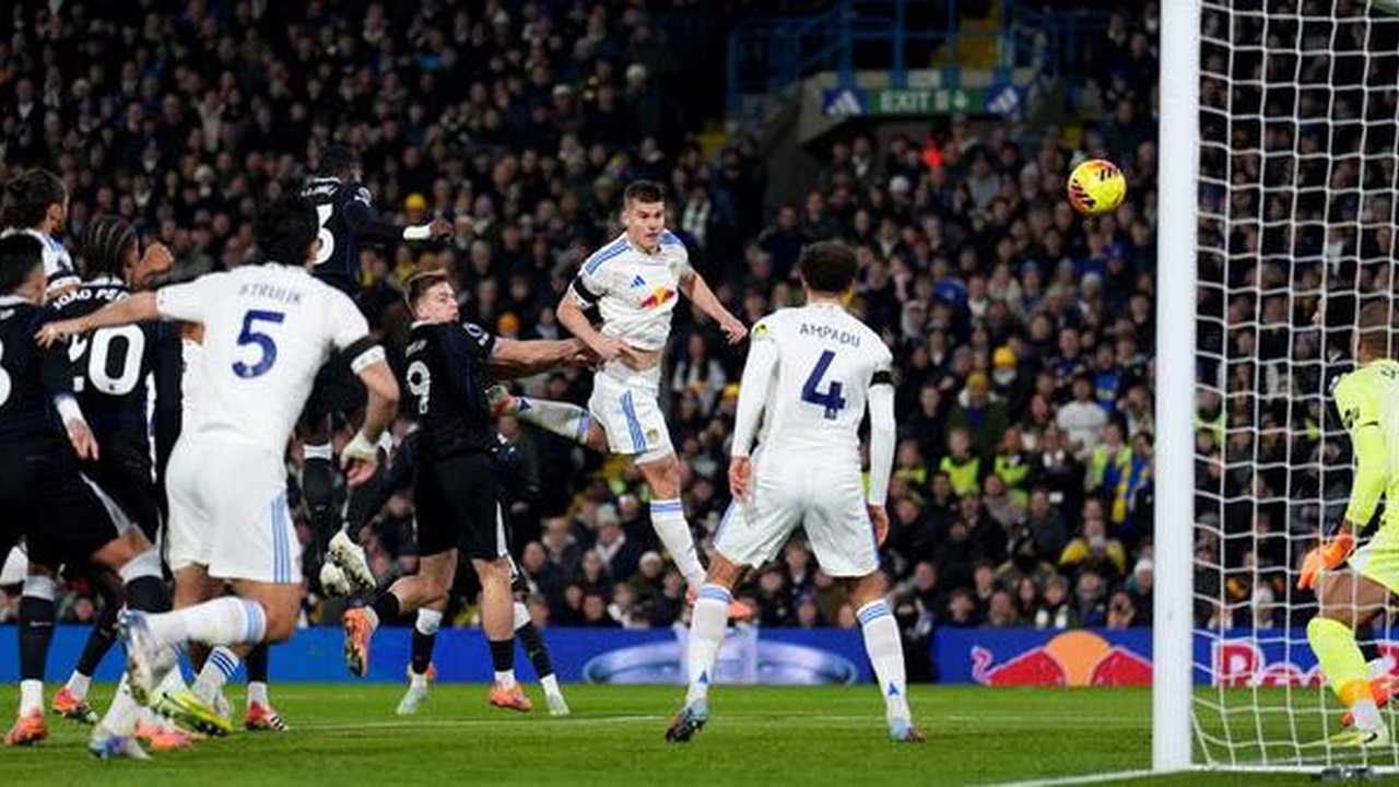 Jaka Bijol dari Leeds United (ketiga dari kanan) mencetak gol timnya dalam pertandingan Liga Inggris melawan Chelsea di Leeds, Inggris, Rabu, 3 Desember 2025. (Mike Egerton/PA via AP)