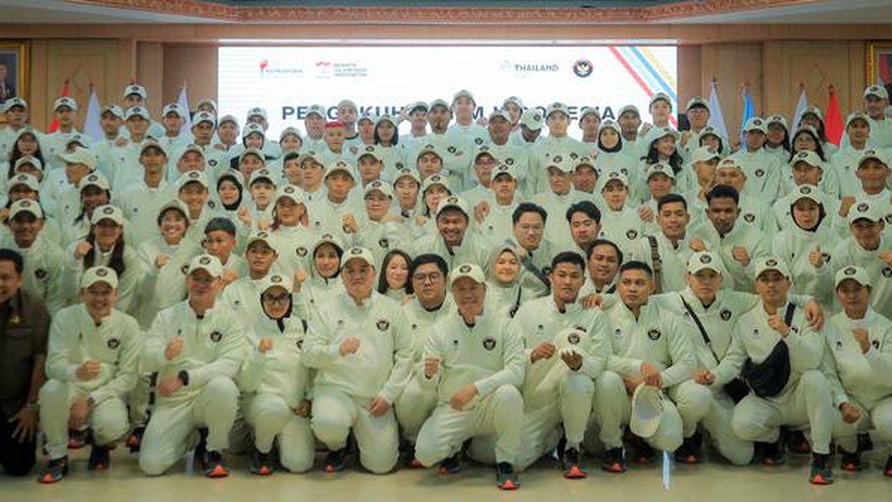 Menpora Erick Thoir, CdM Indonesia untuk SEA Games 2025 Bayu Priawan Djokosoetono, dan Ketua NOC Raja Sapta Oktohari berfoto bersama dengan kontingen Indonesia untuk SEA Games 2025 setelah ac