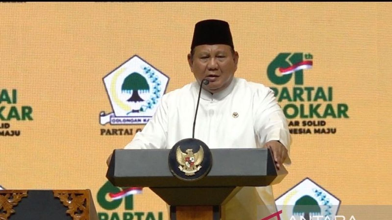 Presiden Prabowo Subianto sukses mencuri perhatian dengan membacakan tiga pantun Golkar saat menutup sambutan di HUT ke-61 Partai Golkar, menegaskan ikatan emosionalnya.