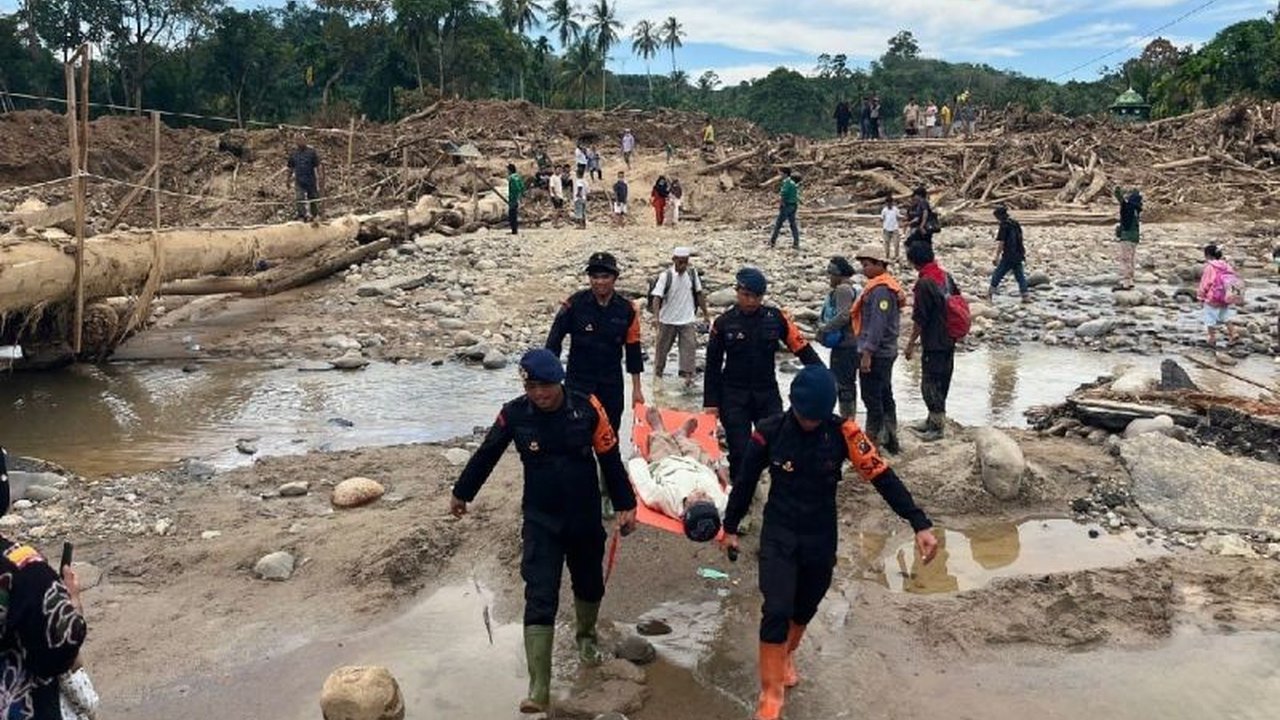 Personel Brimob Polda Sumut bergerak cepat melakukan evakuasi warga sakit di Tapanuli Selatan menggunakan tandu darurat dan mobil taktis, memastikan penanganan medis segera.