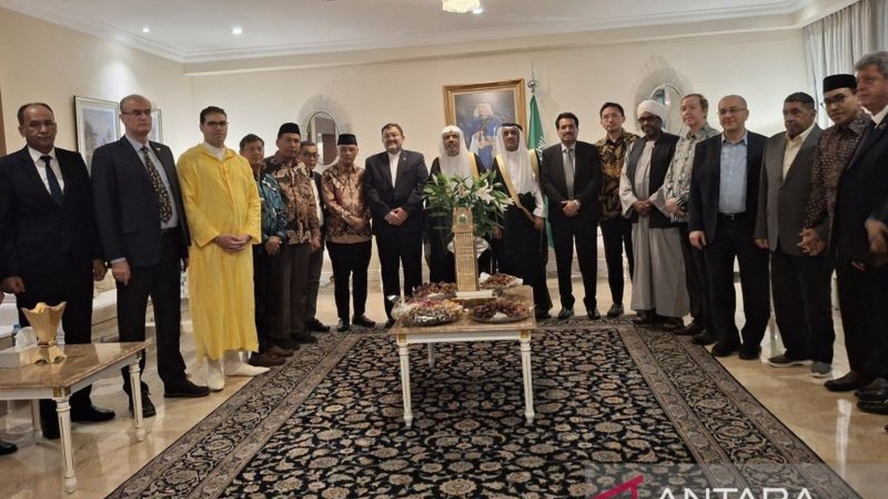 Sekjen Liga Muslim Dunia serukan **persatuan umat Islam** global, termasuk Indonesia, untuk menghadapi ancaman Islamofobia yang meningkat, bahkan dari internal.