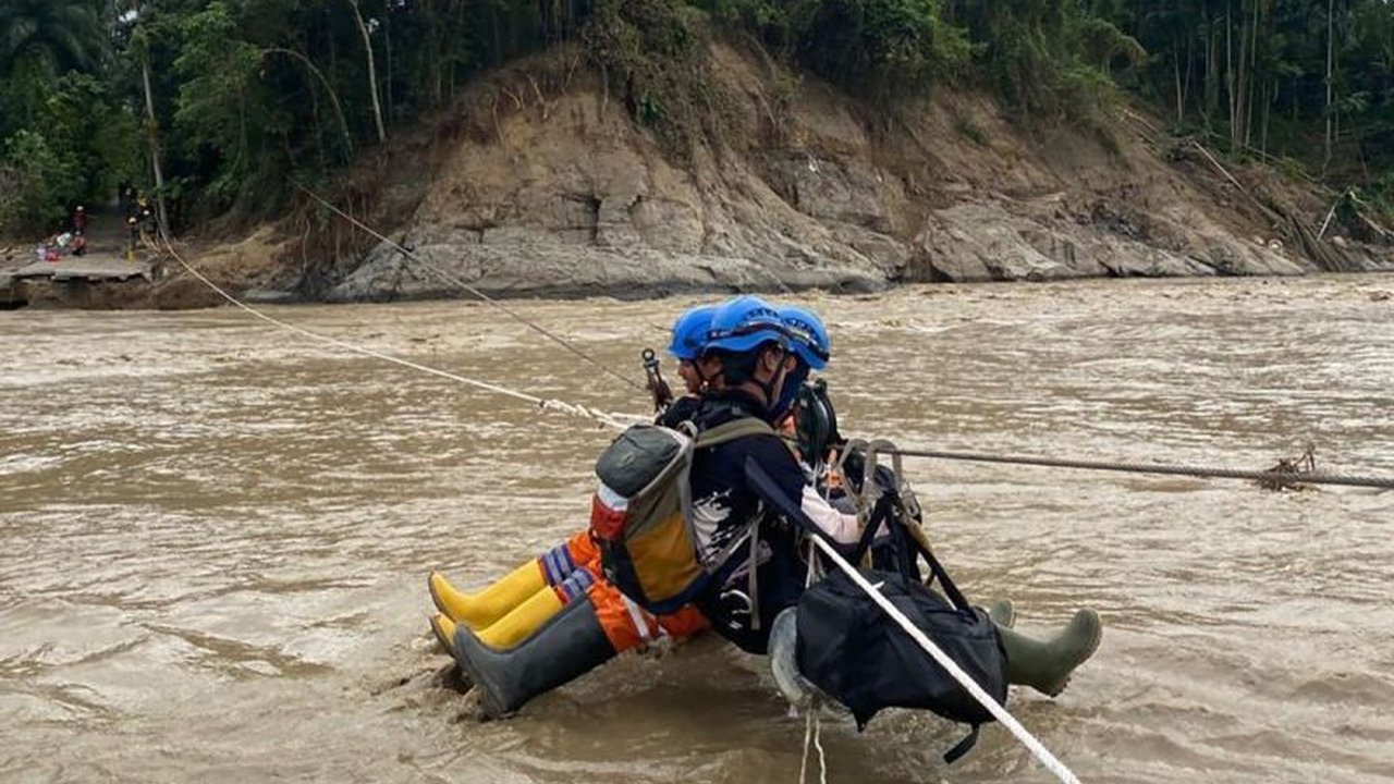PLN Unit Induk Wilayah (UIW) NTT kembali mengirimkan 17 personel tambahan untuk mempercepat pemulihan listrik Sumatra di tiga provinsi terdampak bencana, menunjukkan solidaritas nasional yang kuat.