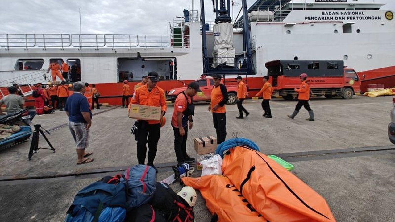 KN Ganesha milik Basarnas akhirnya tiba di Sibolga usai pelayaran lima hari dari Jakarta, membawa bantuan vital untuk operasi SAR bencana banjir dan longsor di Sumatera Utara.